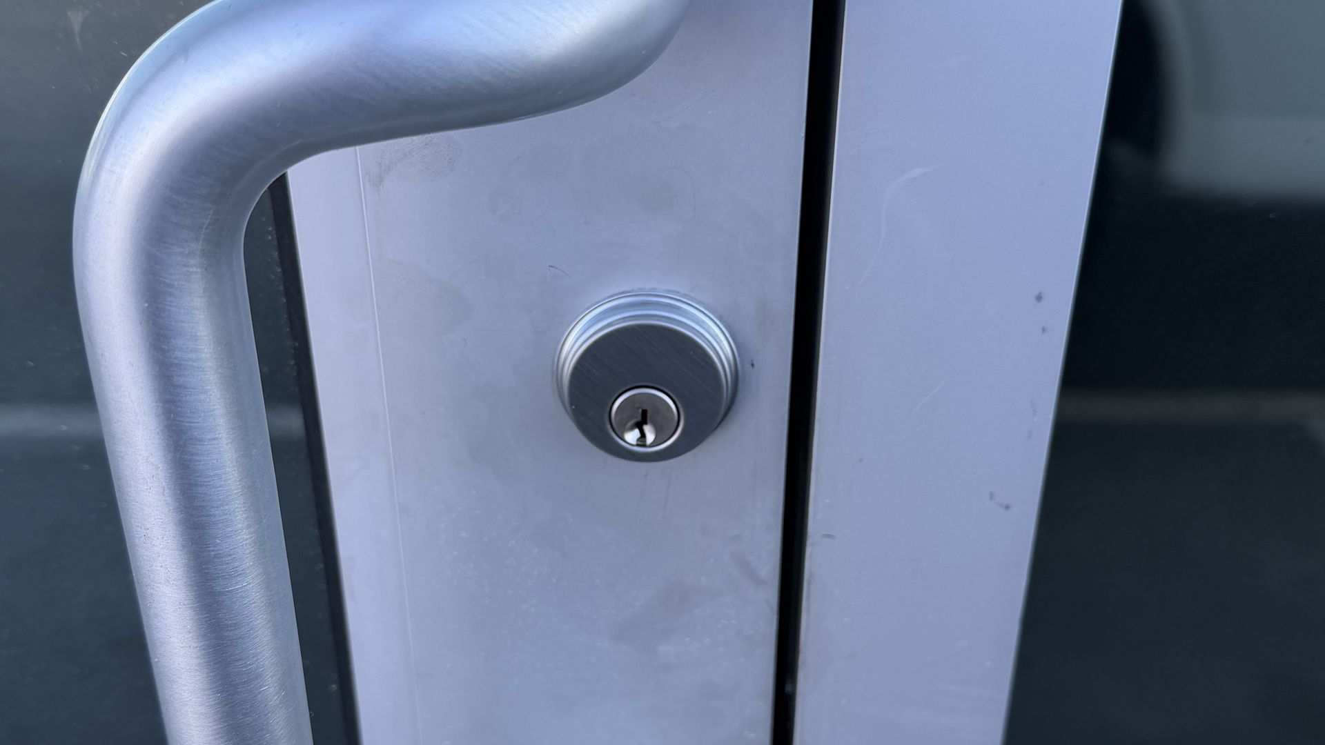 Storefront door handle with commercial cylinder lock